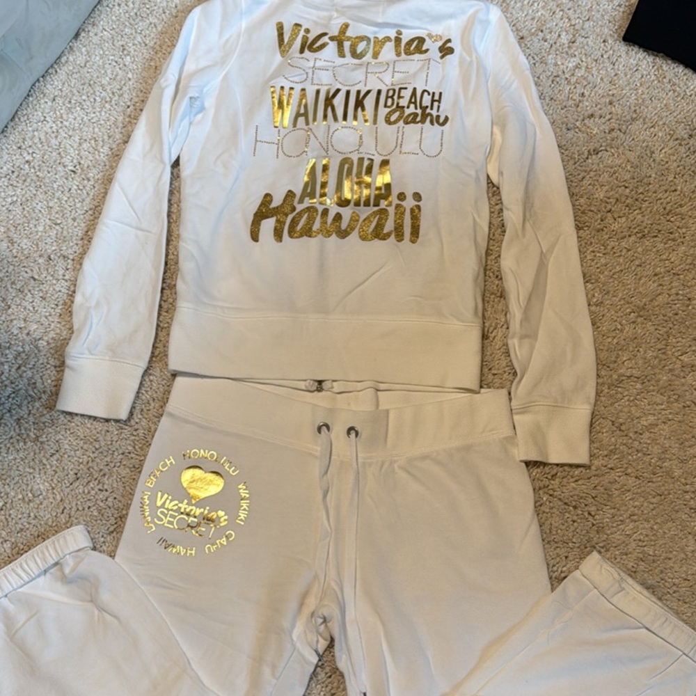 Like new Victoria’s Secret Capri hoodie set white gold small supermodel Hawaii - Picture 2 of 9